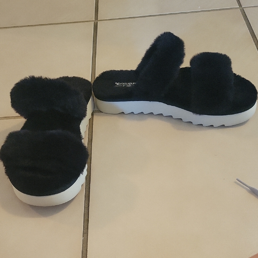 Koolaburra by Ugg fuzzy black sandals size 7